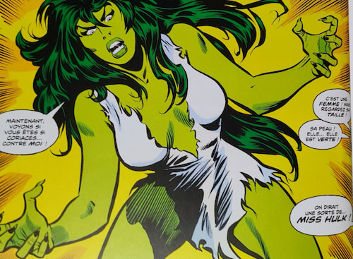 Jennifer viens de se transformer en Miss Hulk et elle est furieuse. Elle s'exclame -voyons maintenant si vous êtes si voriaces contre moi !- Hors champ quelqu'un s'exclame -c'est une femme mais regardez sa taille ! sa peau... elle est verte ! On dirait une sorte de Miss Hulk !-
