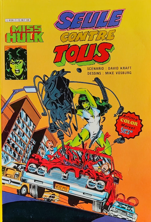 Couverture de comic-book. On y voit une imposante femme à la peau verte vêtue de haillons blancs, debout sur une voiture rouge en mouvement, entrain d'arracher le bloc moteur. Le titre est : Miss Hulk, Seule Contre Tous.