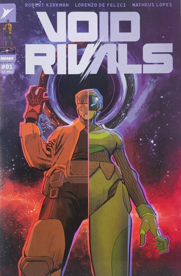 Couverture de comic-book. On y voit un humanoïde assymétrique, un coté en vêtements l'autre en combainaison spatiale. Derrière lui on peut y voir l'espace et une sorte de trou noir. Le titre est : Void Rivals.