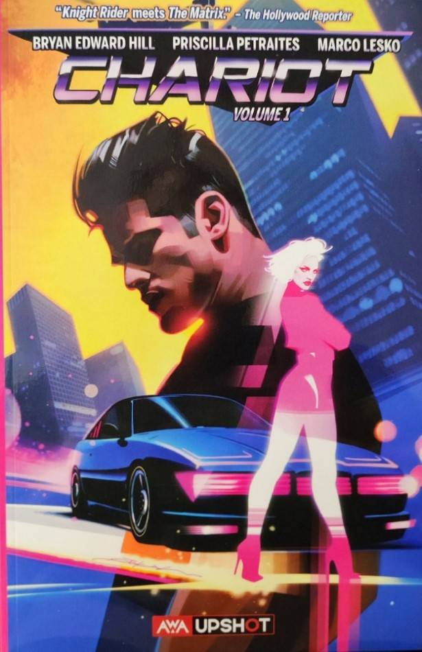 Couverture du comic-book Chariot Vol.1 On peut voir une voiture de sport aux lignes tres marquée et devant elle, une silhouette de femme de couleur rose, évoquant un hologramme. Derrière la voiture, des immeubles dans les tons bleu et se découpant devant les immeublesd mais audessus de la voiture, le buste d'un homme aux cheveux brun vu de profil. Il a les traits caché par un jeu d'ombre on ne fait que deviner son visage.