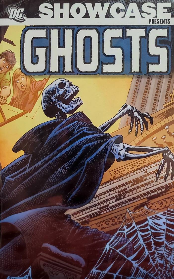 Couverture du comic-book DC Showcase Presents: Ghosts. On peut voir un squelette drapé de noir entrain de jouer de l'orgue d'un air sinistre. En arrière-plan, on voit deux enfants visiblement choqués et terrifiés par ce qu'ils voient. Le titre GHOSTS est marqué en blanc et nimbé de bleu.