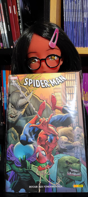 couverture du comic-book spider-man tenu par Paprika à hauteur de son visage