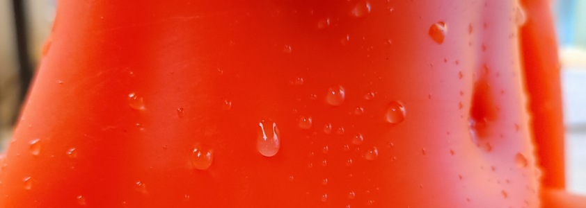 photo en gros plan du ventre d'une poupée à la peau rouge, on peu voir un minuscule nombril au milieu.